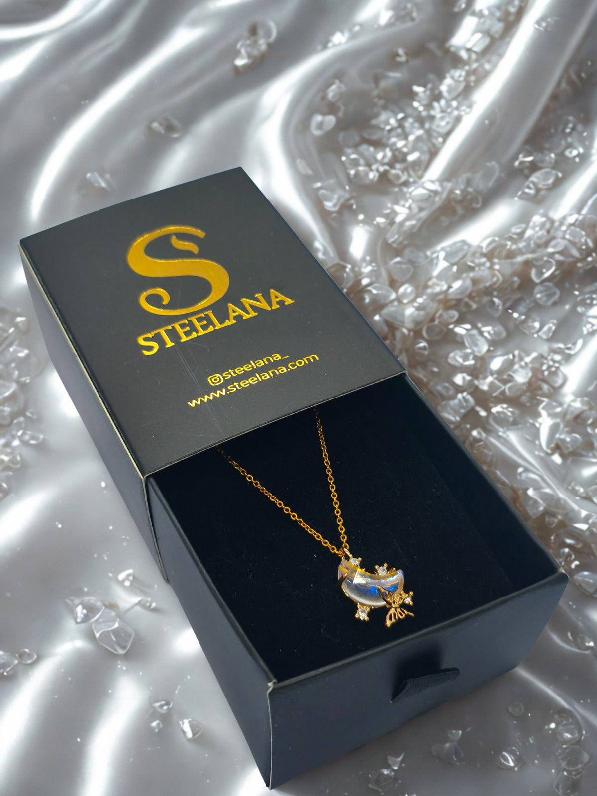 Gold Renk, Kararmaz Kelebek Ayışığı Yansımalı Çelik Kolye